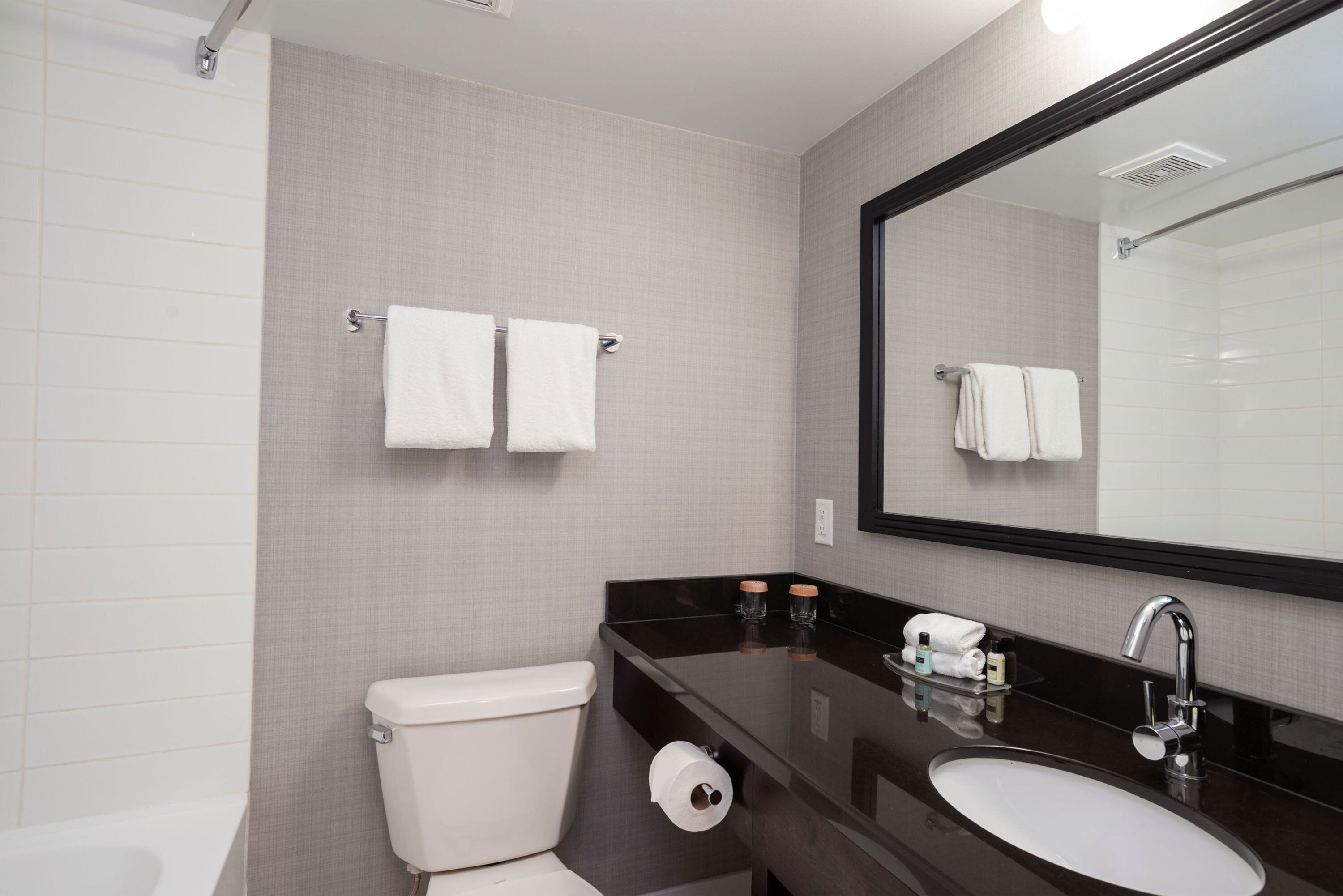 Duschwanne, kostenlose Toilettenartikel, Haartrockner, Handtücher