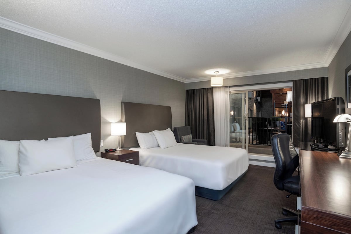 Escritorio y espacio para trabajar con laptop