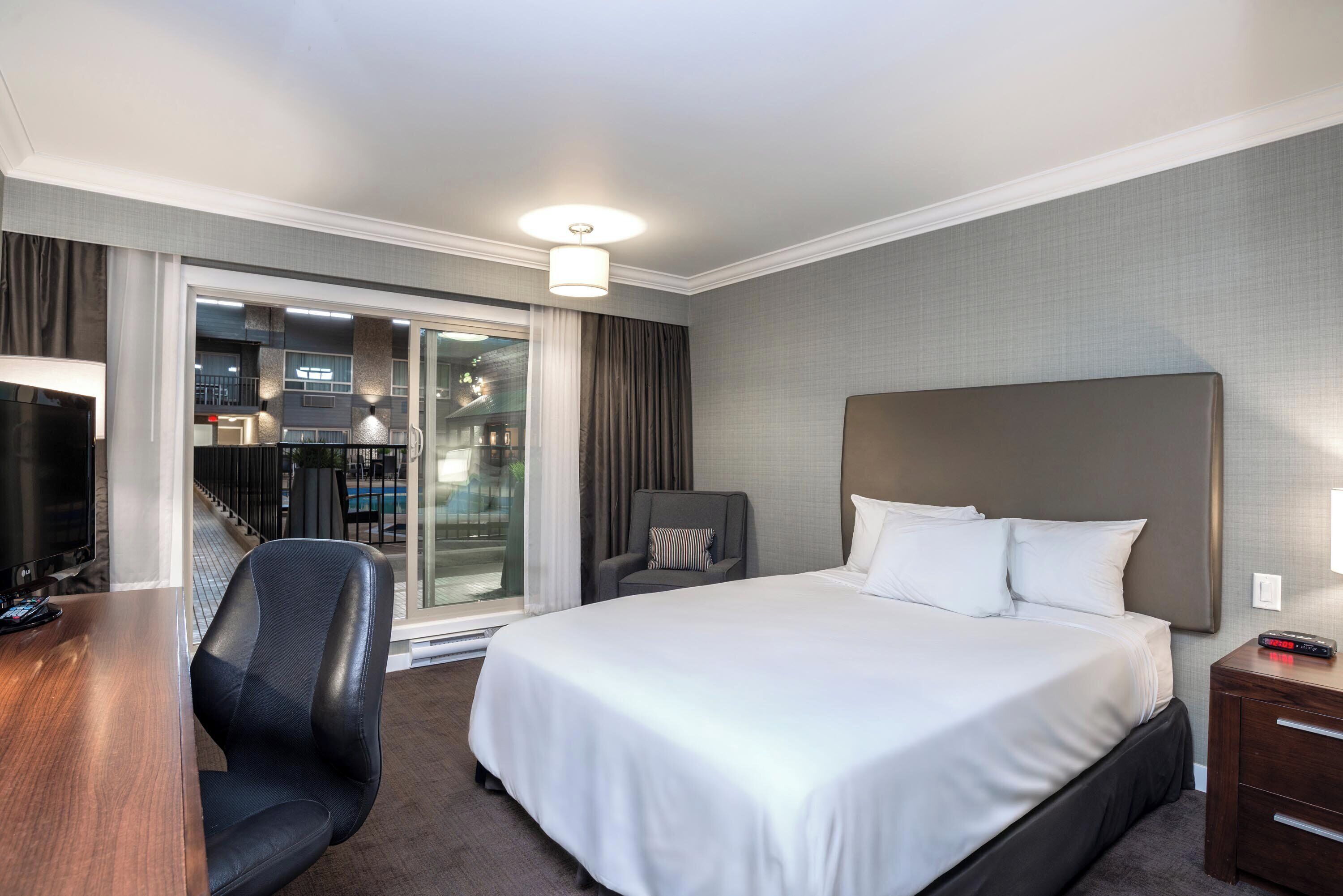 Escritorio y espacio para trabajar con laptop 