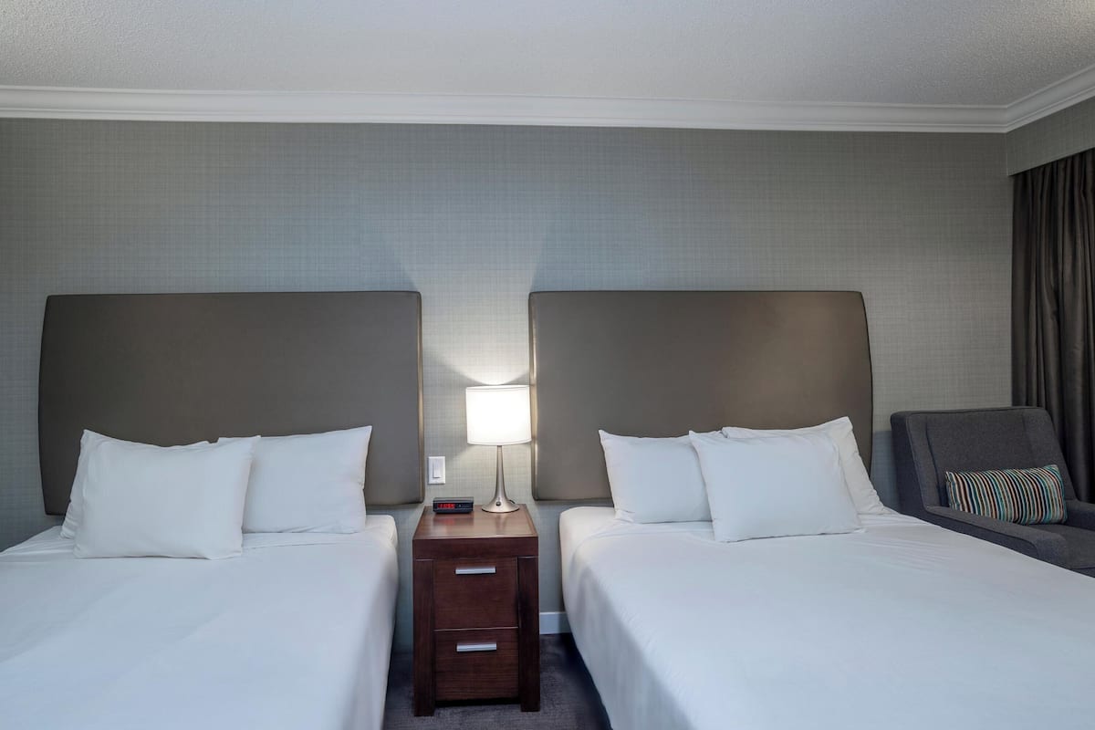 Rom – standard, 2 queensize-senger (Selkirk Building) | Skrivebord, skrivebord for bærbar PC og strykejern/-brett