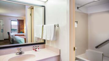 Combined shower/tub, free toiletries, hair dryer, towels