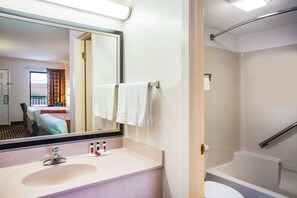 Combined shower/tub, free toiletries, hair dryer, towels