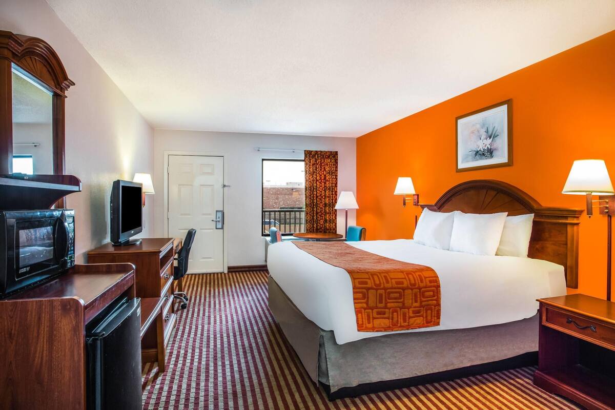 Standard Room, 1 King Bed | Desk, iron/ironing board, free cots/infant beds, rollaway beds