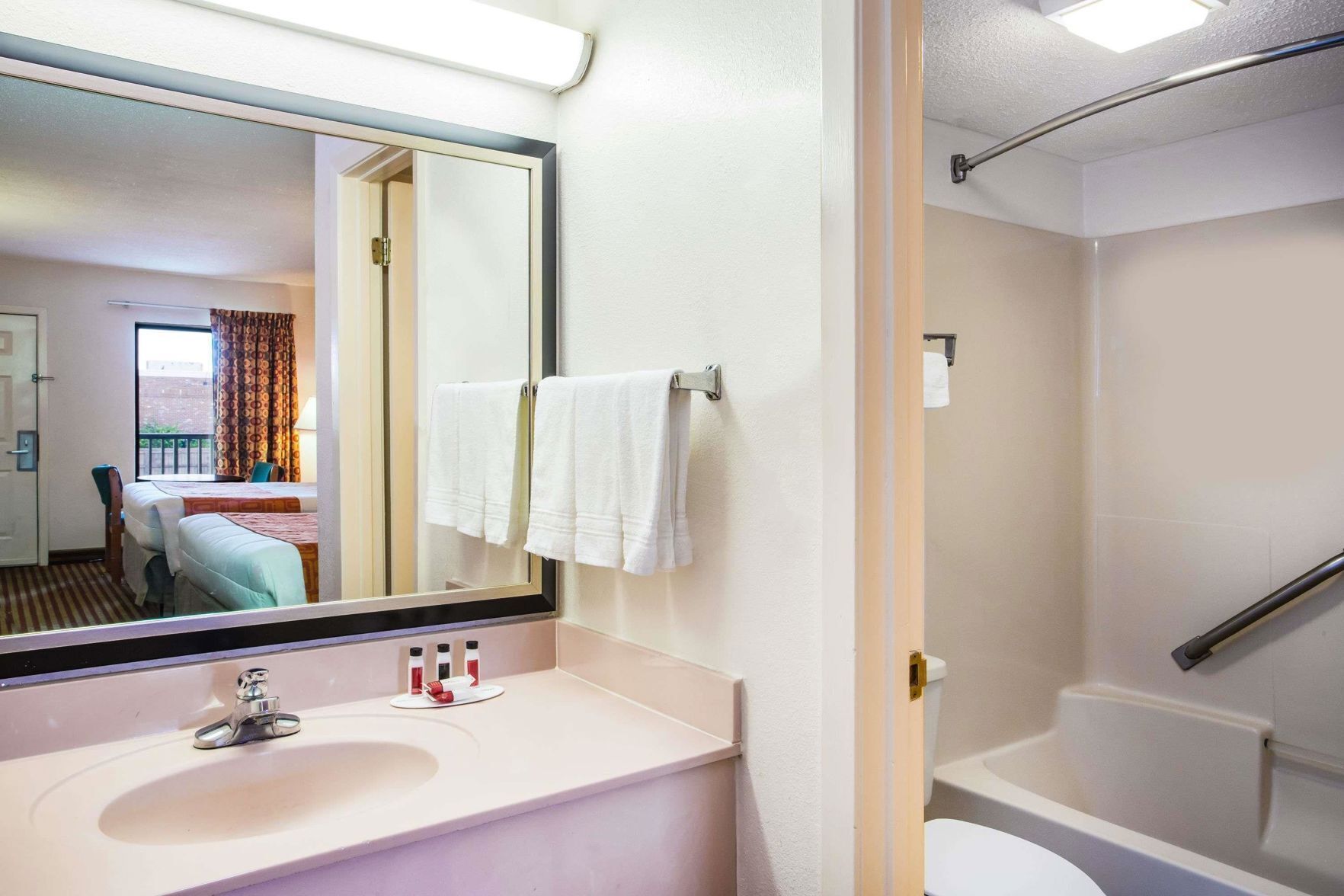Bathroom | Combined shower/tub, free toiletries, hair dryer, towels