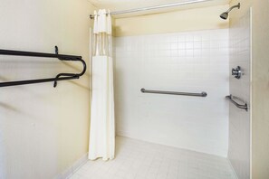 Duschwanne, kostenlose Toilettenartikel, Haartrockner, Handtücher