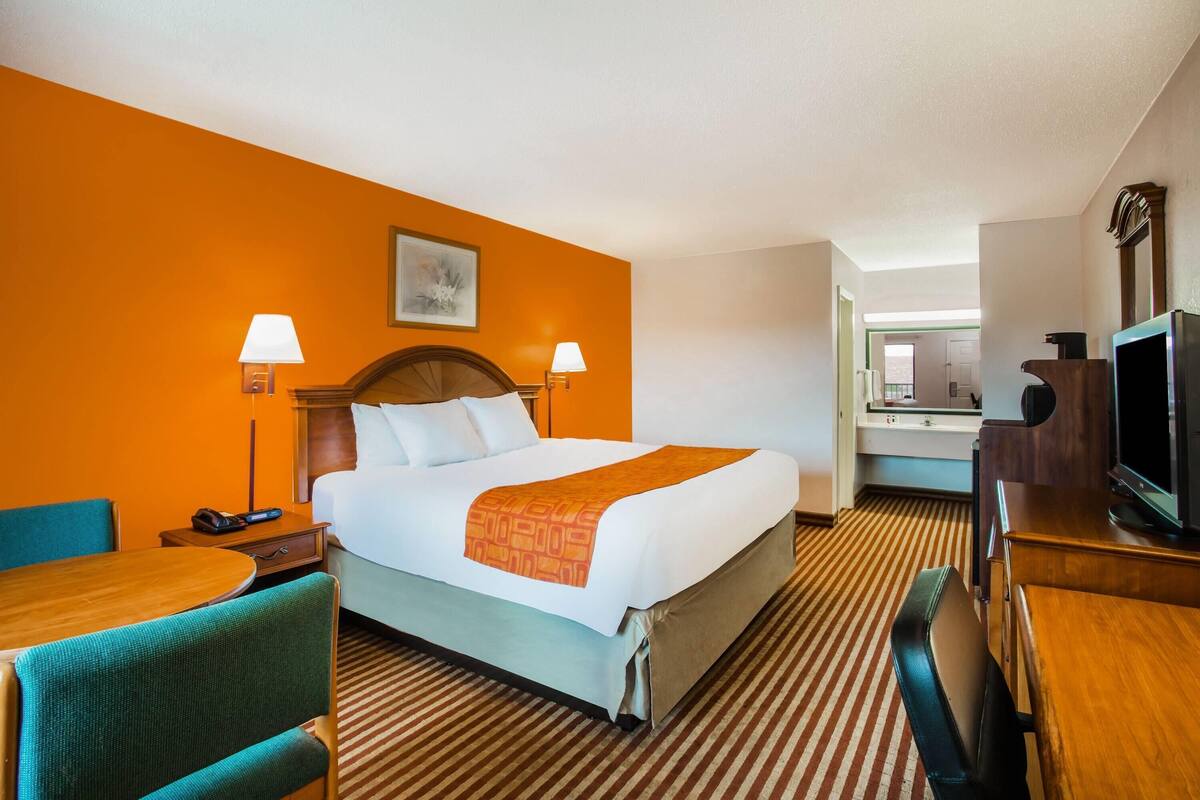 Standard Room | Desk, iron/ironing board, free cots/infant beds, rollaway beds