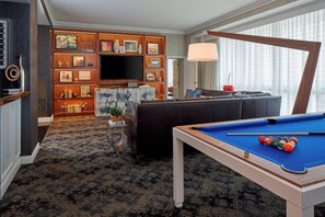 Suite – president, 1 kingsize-seng, røyk | Oppholdsområde | En 55-tommers smart-TV med kabel-kanaler samt TV