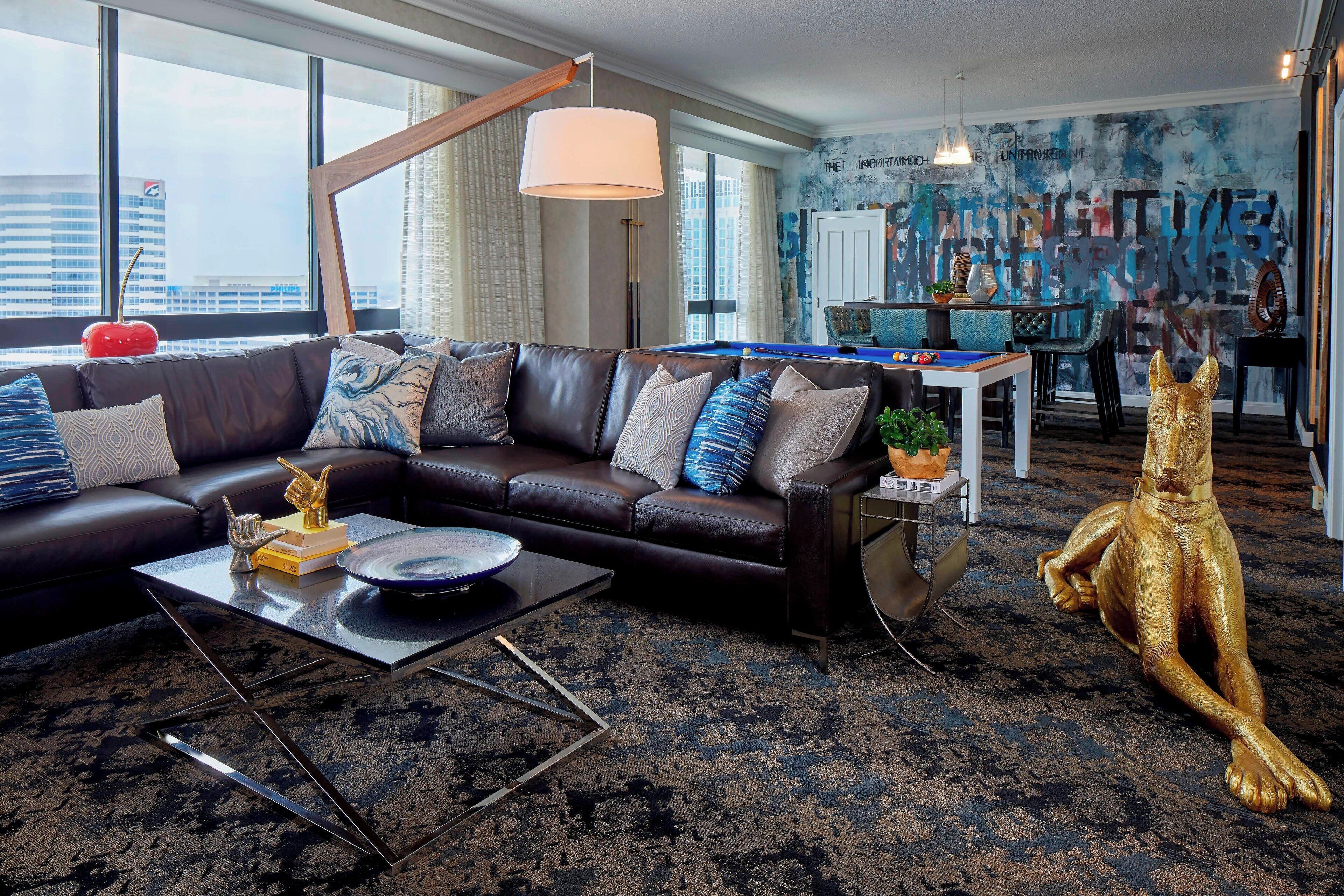 总统套房, 1 张特大床, 吸烟房 | 起居区 | 55-英寸智能电视 （配备有线频道）、电视