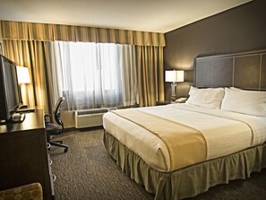 In-room safe, desk, iron/ironing board, free cribs/infant beds - Holiday Inn Hotel & Suites Anaheim by IHG (Anaheim)
