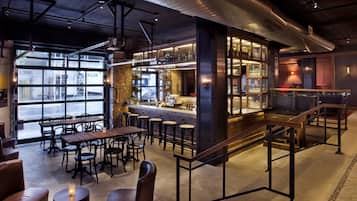 提供早餐、午餐和晚餐