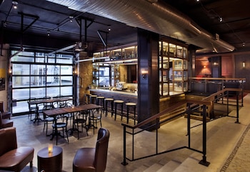 Serves breakfast, lunch, and dinner at Arthouse Hotel New York City