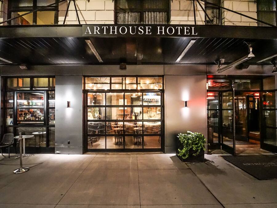 Majoituspaikan julkisivu illalla/yöllä