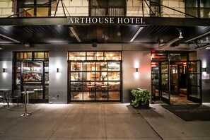 Façade de l’hébergement - soirée/nuit