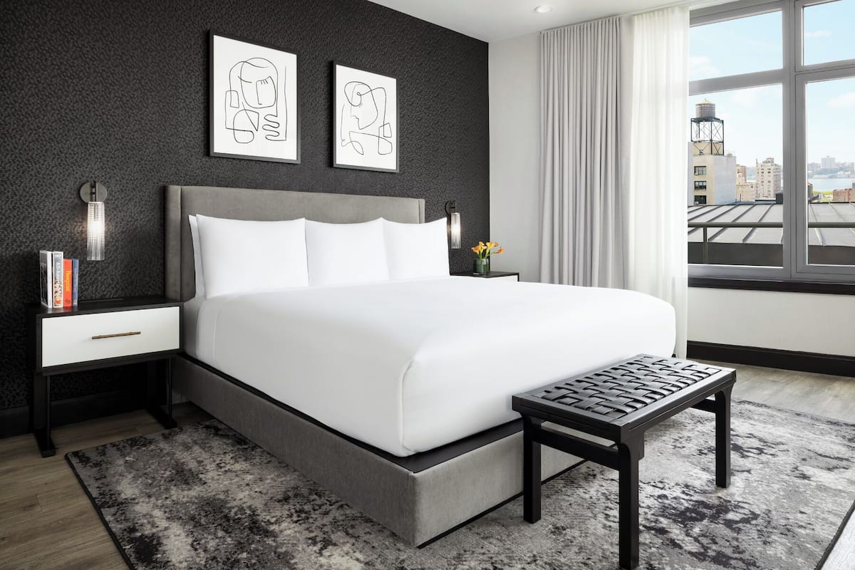 Deluxe Room, 1 Katil Raja (King) (Broadway View) | Peralatan tempat tidur premium, gebar bulu kapas, tilam berlapik