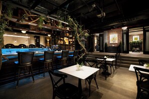 Serves breakfast, lunch, and dinner - Arthouse Hotel New York City (New York)