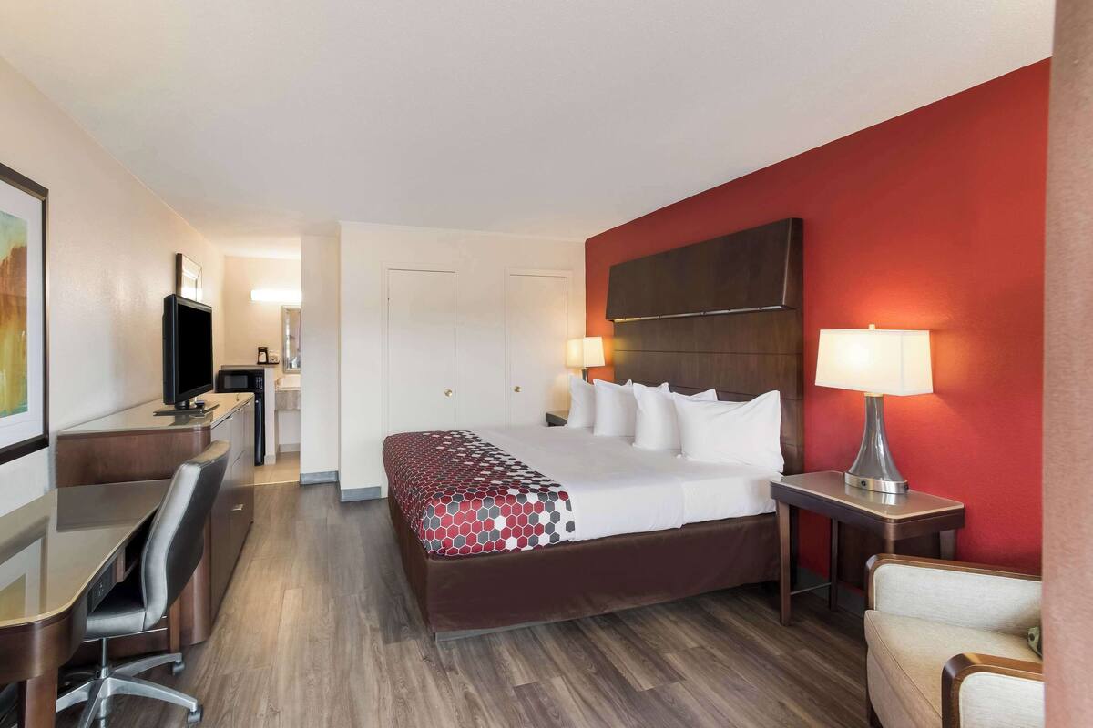 Standard Room, 1 King Bed, Non Smoking | Desk, cribs (surcharge), rollaway beds (surcharge), WiFi (free)