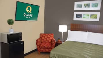 Habitación, 2 camas de matrimonio | Caja fuerte, escritorio, tabla de planchar con plancha y cunas