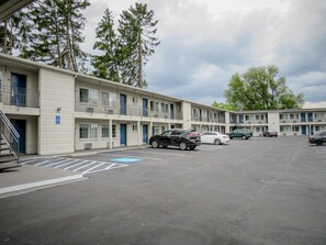 Free self parking - Motel 6 Tigard, OR - Portland Southwest (Tigard)