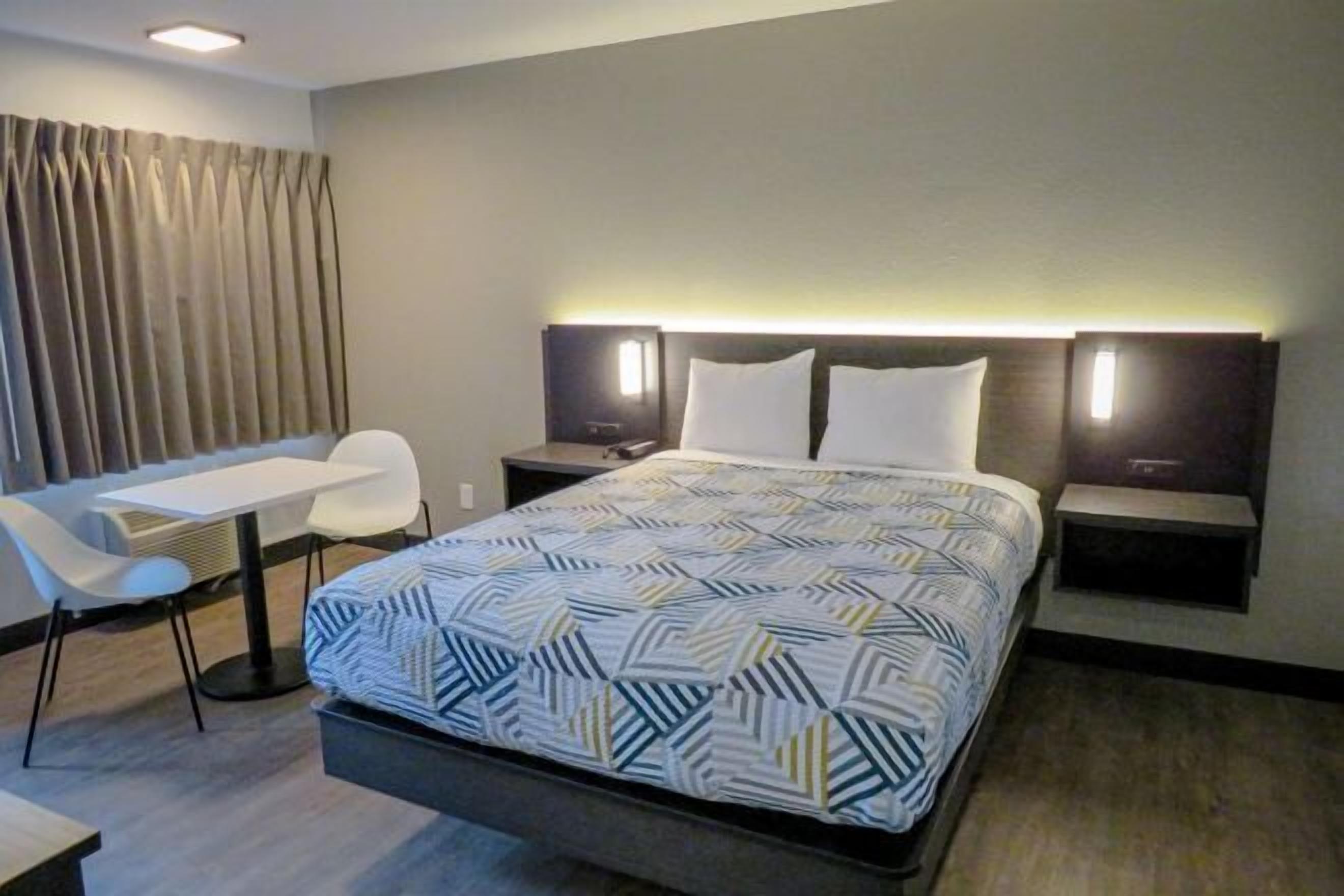 Escritorio, espacio para trabajar con laptop y cortinas blackout 