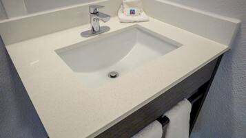 Combined shower/tub, towels