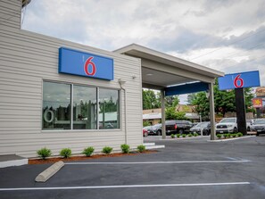 Property entrance - Motel 6 Tigard, OR - Portland Southwest (Tigard)