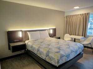 Escritorio, espacio para trabajar con laptop y cortinas blackout