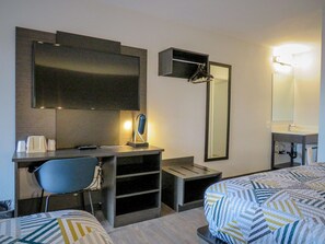 Desk, laptop workspace, blackout drapes, iron/ironing board - Motel 6 Tigard, OR - Portland Southwest (Tigard)
