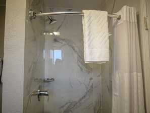 Combined shower/tub, towels - Motel 6 Tigard, OR - Portland Southwest (Tigard)