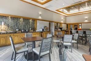 Breakfast area - Greenstay Hotel & Suites (Springfield)