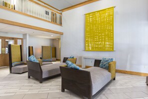 Lobby sitting area - Greenstay Hotel & Suites (Springfield)