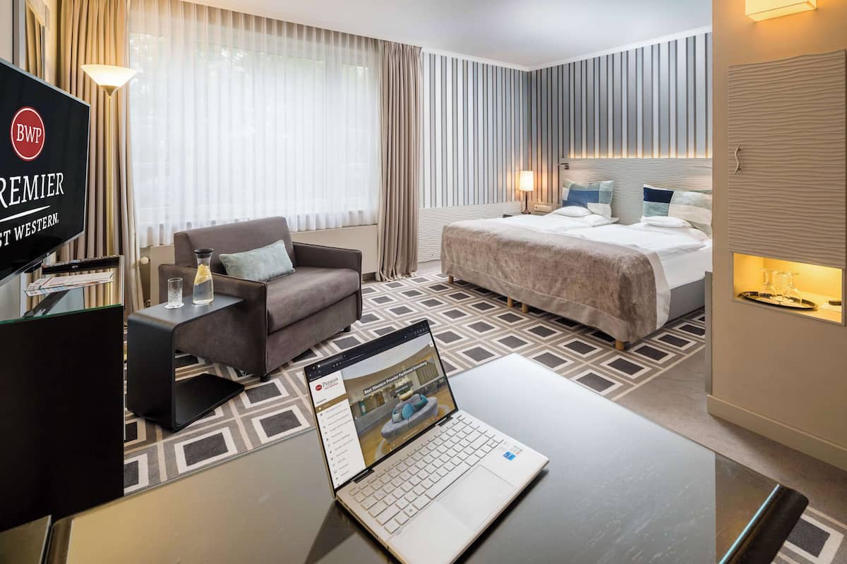 deluxe room, 1 double bed (converts to 2 twin beds) | premium bedding, minibar, in-room safe, desk