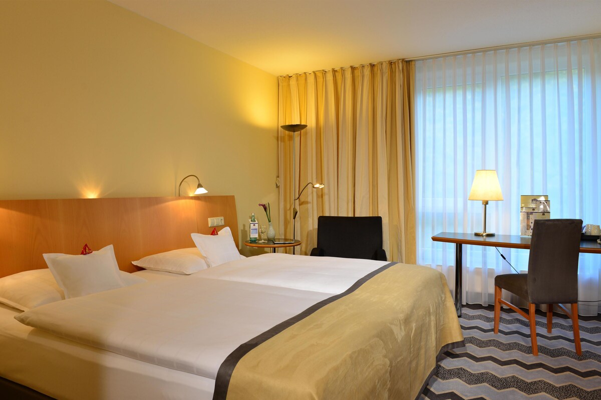 Business kamer, 1 tweepersoonsbed, bijgebouw | Luxe beddengoed, een minibar, een kluis op de kamer, een bureau