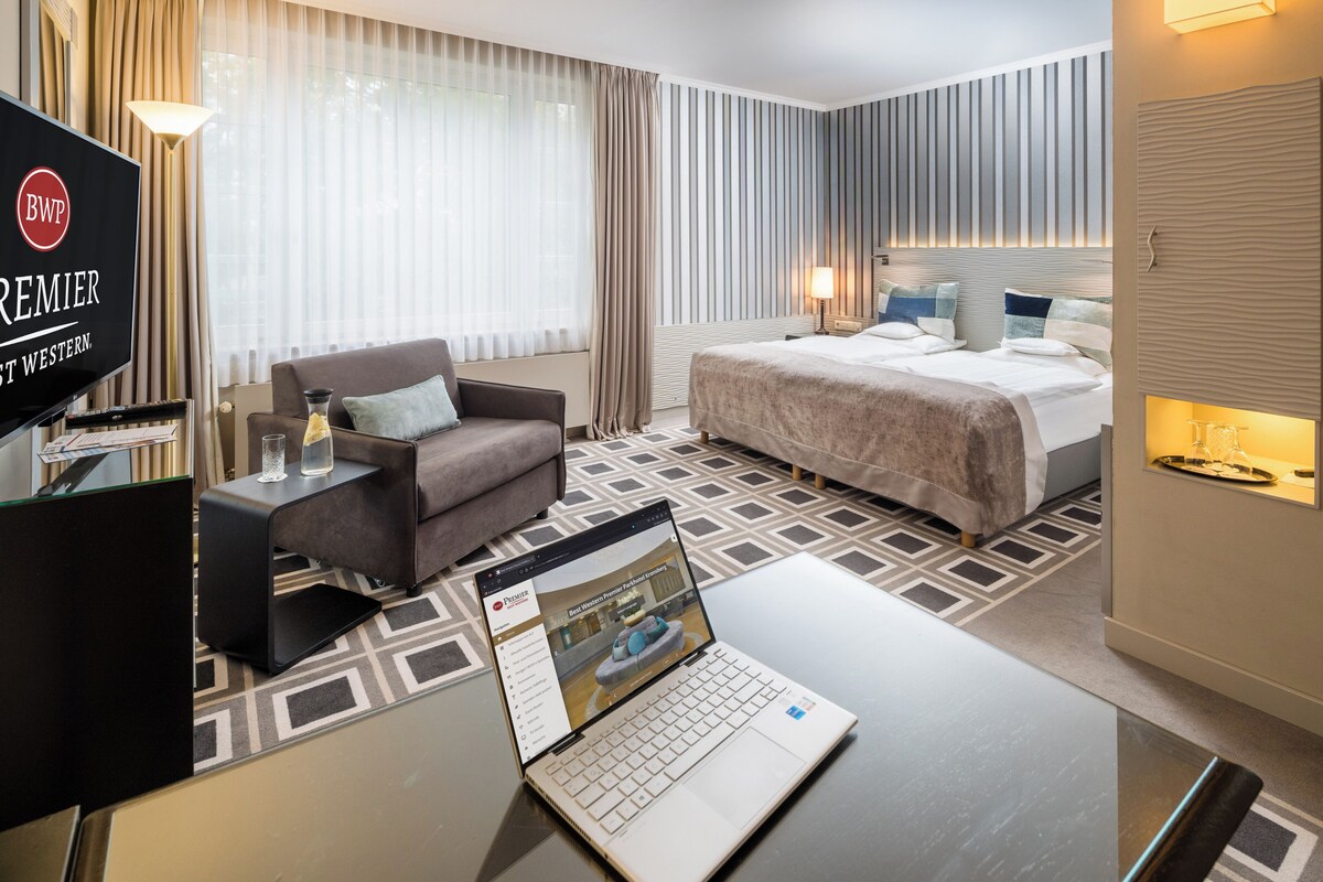 Deluxe Room, 1 Double Bed (Converts to 2 Twin Beds) | Premium bedding, minibar, in-room safe, desk