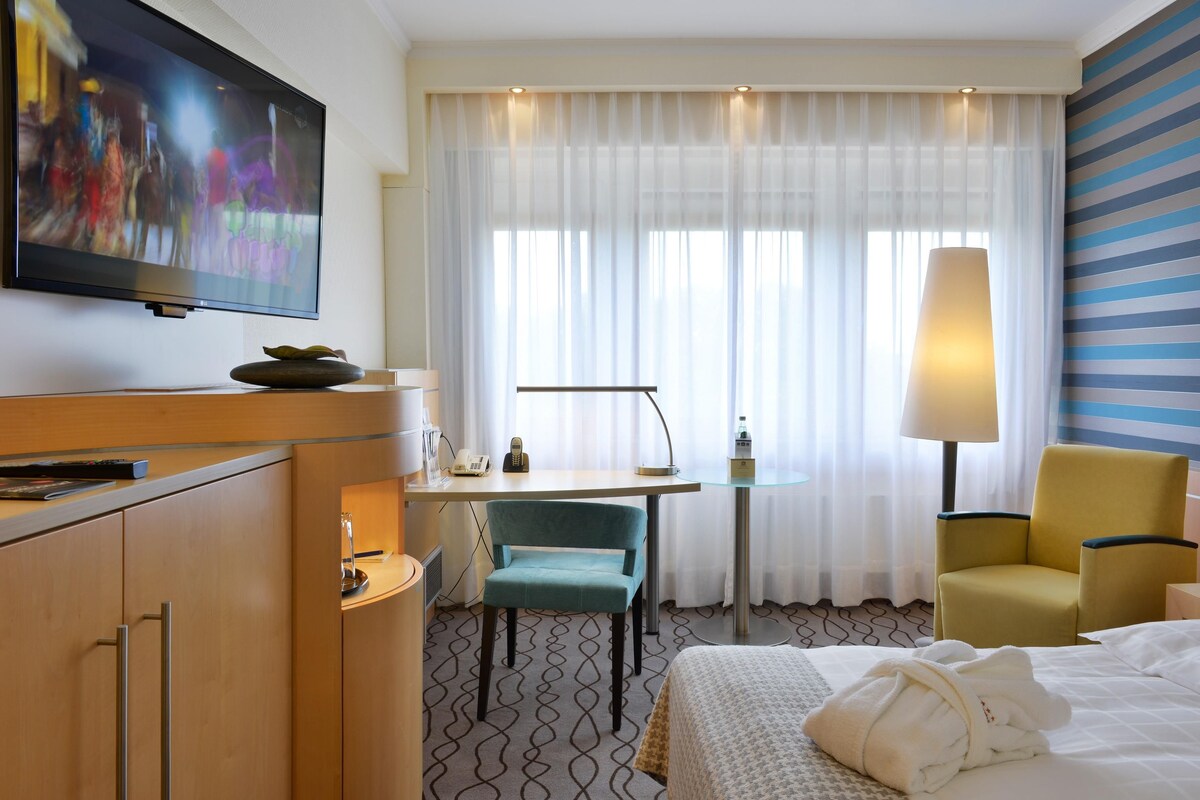 Business Room, 1 Queen Bed | Premium bedding, minibar, in-room safe, desk