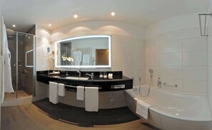Chambre Deluxe, 1 lit double (Converts to 2 Twin Beds) | Salle de bain