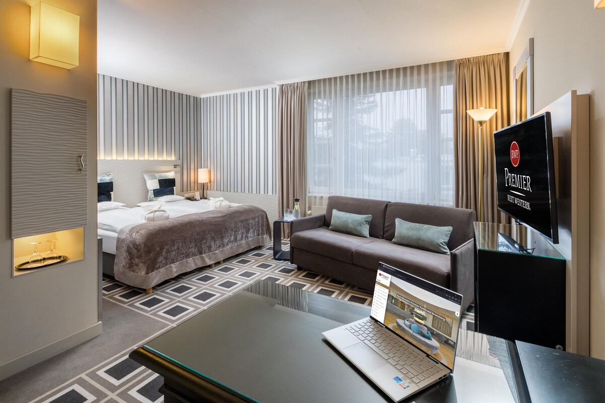 Deluxe kamer, 1 tweepersoonsbed (Converts to 2 Twin Beds) | Luxe beddengoed, een minibar, een kluis op de kamer, een bureau