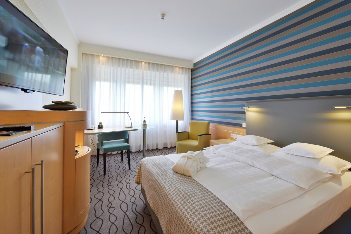 Business Room, 1 Queen Bed | Premium bedding, minibar, in-room safe, desk