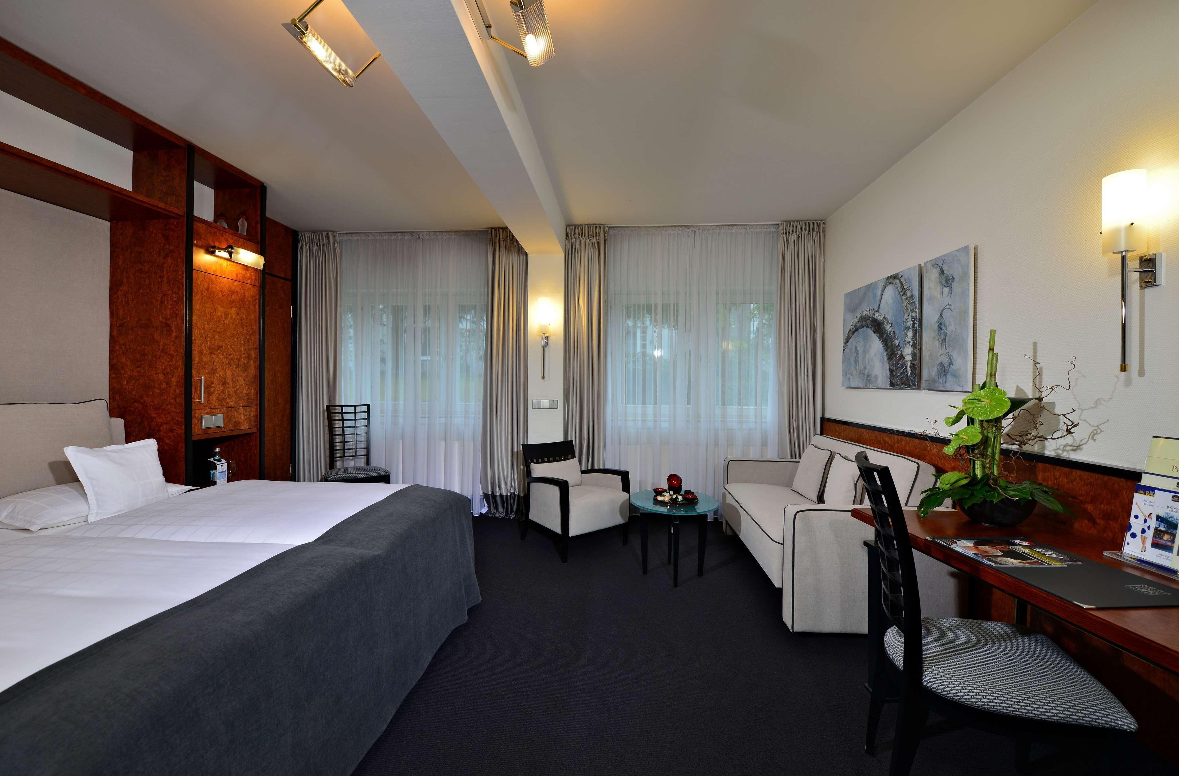 Hochwertige Bettwaren, Minibar, Zimmersafe, Schreibtisch
