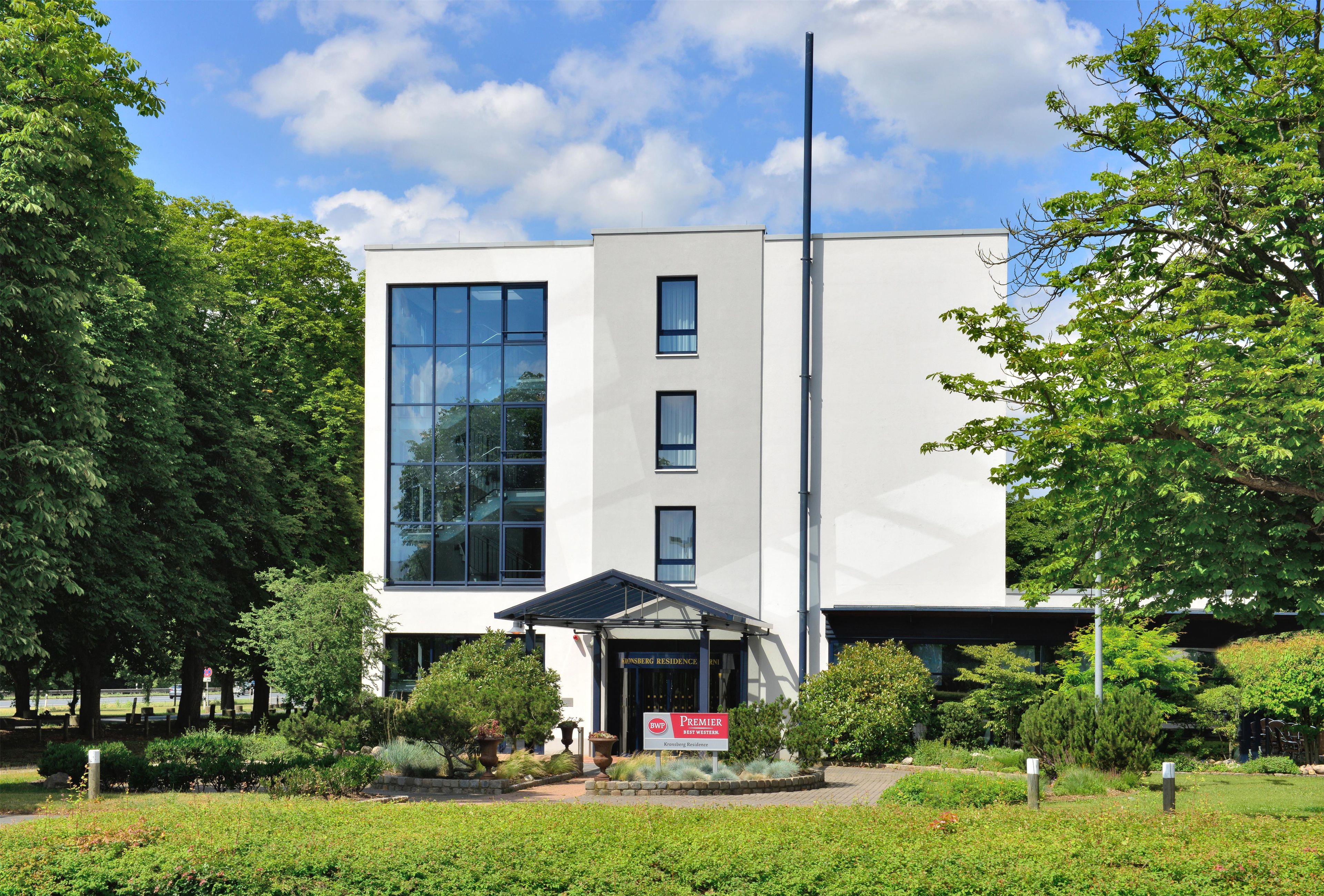 Ein modernes Gebäude mit großen Fenstern und blauem Himmel.