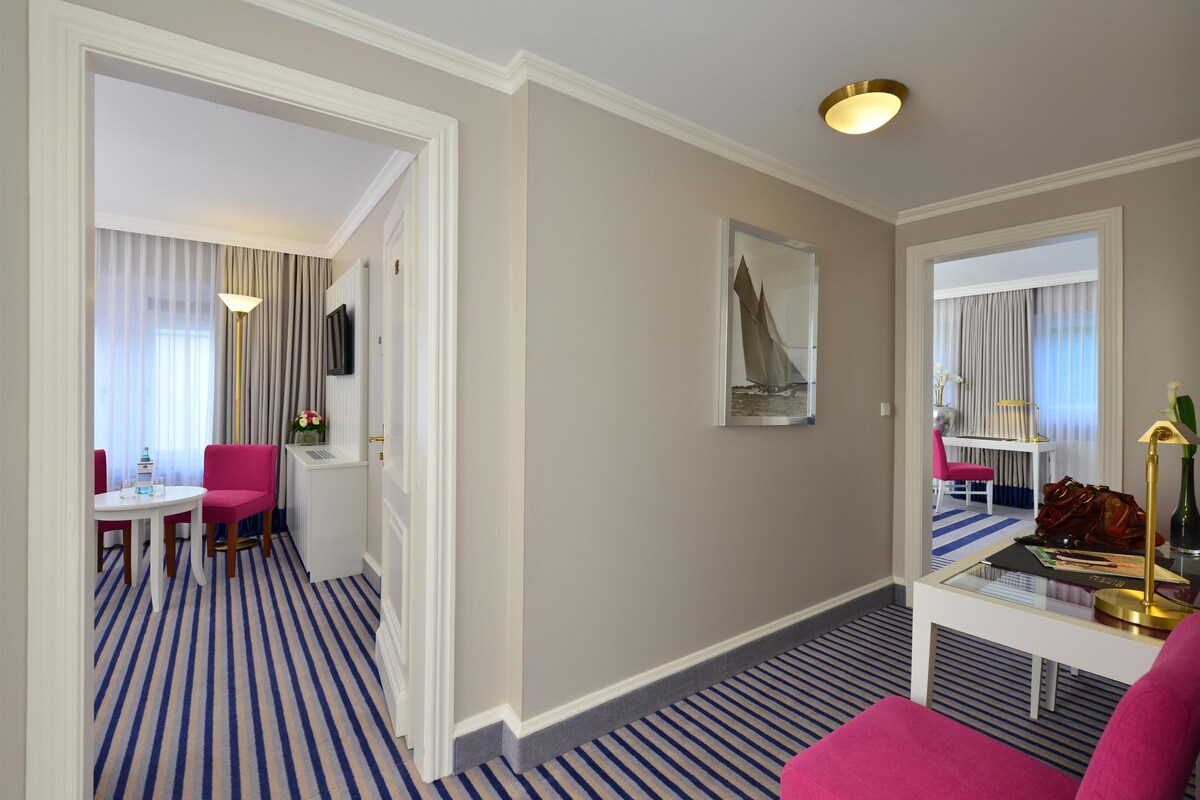 Suite, 1 tweepersoonsbed | Luxe beddengoed, een minibar, een kluis op de kamer, een bureau