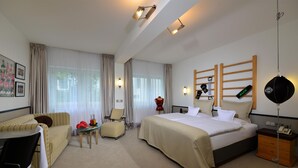 Standaard tweepersoonskamer, 1 tweepersoonsbed (Design) | Luxe beddengoed, een minibar, een kluis op de kamer, een bureau