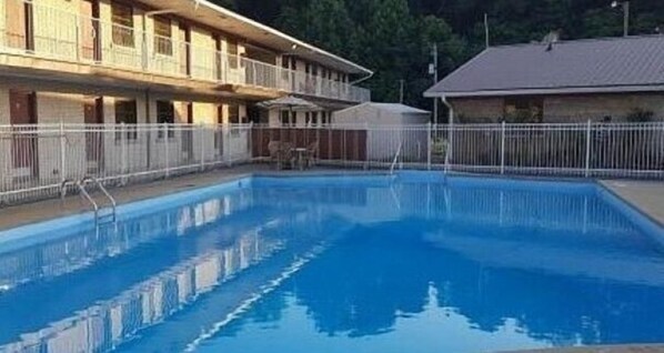 Una piscina al aire libre de temporada