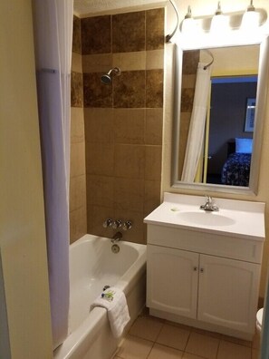 Combined shower/tub, free toiletries, hair dryer, towels