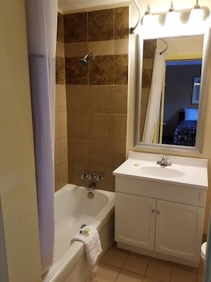 Combined shower/bathtub, free toiletries, hair dryer, towels