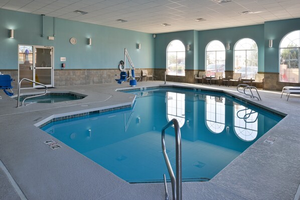 Piscina coberta (horari: 06:00-22:00) i gandules 