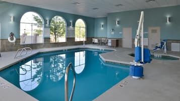 Piscina coperta, con ingresso dalle 06:00 alle 22:00, lettini