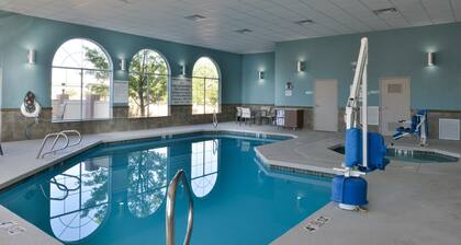 Holiday Inn Express Farmington - Bloomfield by IHG