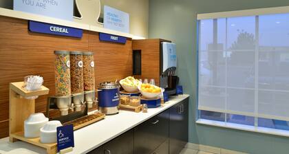 Holiday Inn Express Farmington - Bloomfield by IHG
