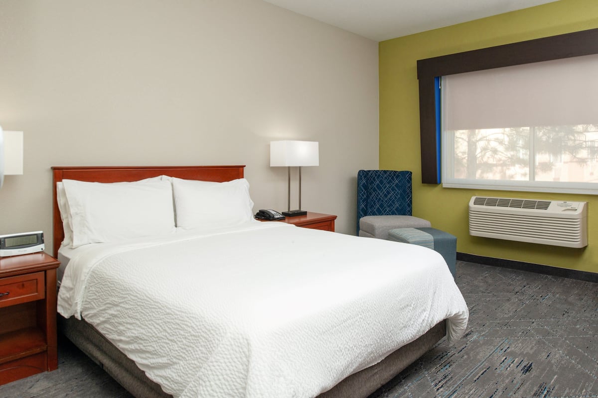 1 bedroom, premium bedding, pillow-top beds, desk