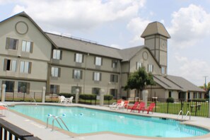 Seasonal outdoor pool - Araamda Inn Norcross (Norcross)